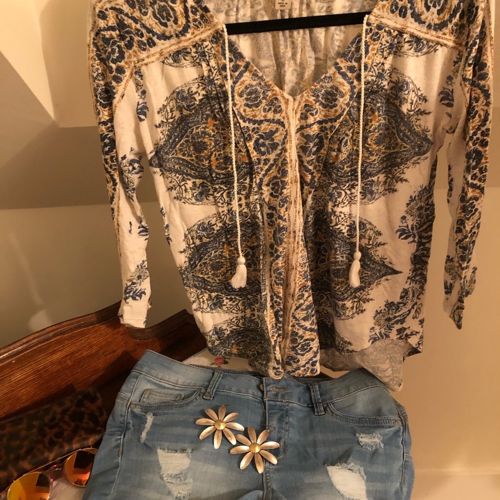 Lucky top size small in cream, blue and gold.